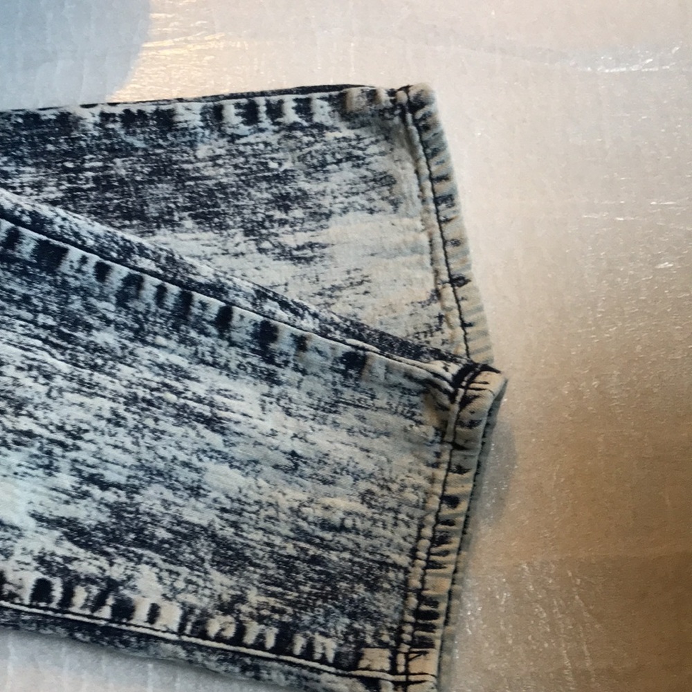 Stonewashed Ripped Jeans - Picture 5 of 9